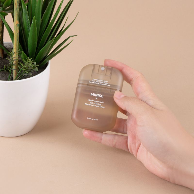 Aromatizante-En-Spray-Five-Star-Hotel-20-ml-Madera-De-Agar-bano-2-30581