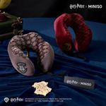 Almohada-De-Viaje-Con-Funda-Harry-Potter-Plataforma-9-3-4-Memory-Foam-Textil-Vino-2-25932